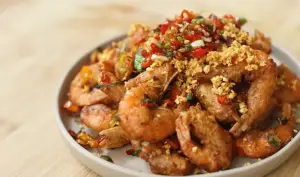Resep Udang Cabai Garam, Menu Makan Pedas Gurih yang Menggoda (Sumber : Youtube | Devina Hermawan)