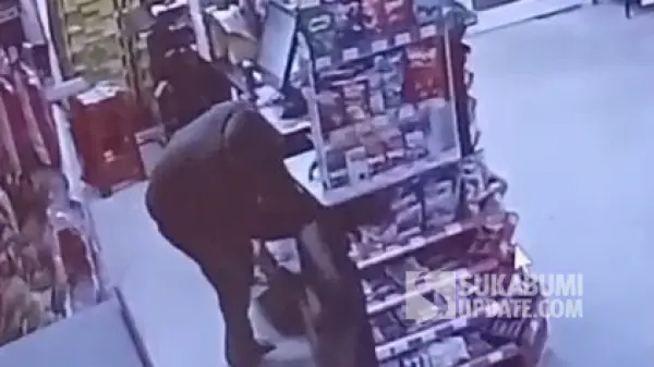 Tangkapan layar rekaman CCTV dugaan aksi pencurian di minimarket Cibarengkok, Desa Padasenang, Kecamatan Cidadap, Kabupaten Sukabumi. | Foto: Istimewa