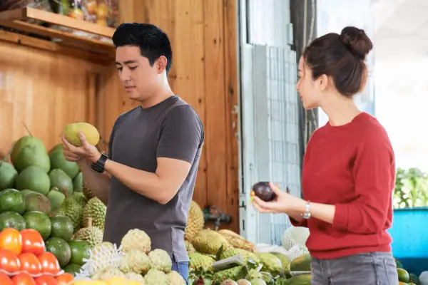 Ilustrasi. Cara Memilih Buah Mangga yang Manis, Segar, dan Tidak Busuk (Sumber : Freepik/@pressfoto)