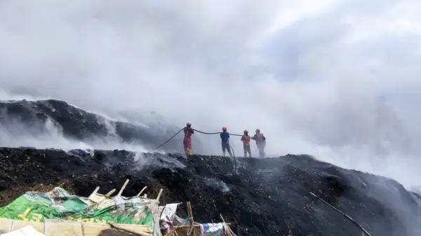 Petugas memadamkan kebakaran di TPA Cikundul, Kecamatan Lembursitu, Kota Sukabumi, Minggu (27/9/2026). | Foto: Istimewa