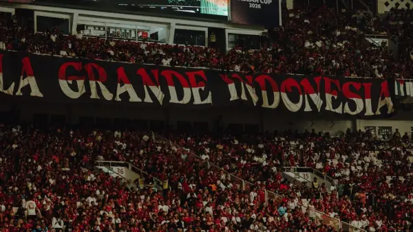 Suporter Timnas Indonesia saat menghadapi Singapura di FIFA ASEAN Cup 2026 (Sumber: Instagram/@luke.vickery_)