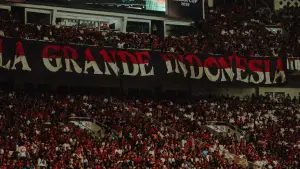 Suporter Timnas Indonesia saat menghadapi Singapura di FIFA ASEAN Cup 2026 (Sumber: Instagram/@luke.vickery_)