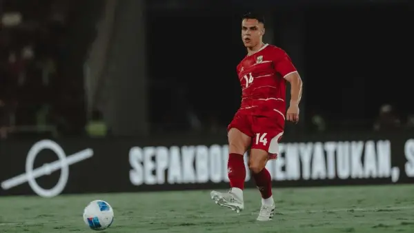 Aksi Joey Pelupessy saat membela Timnas Indonesia (Sumber: Instagram/@joeypelupessy)