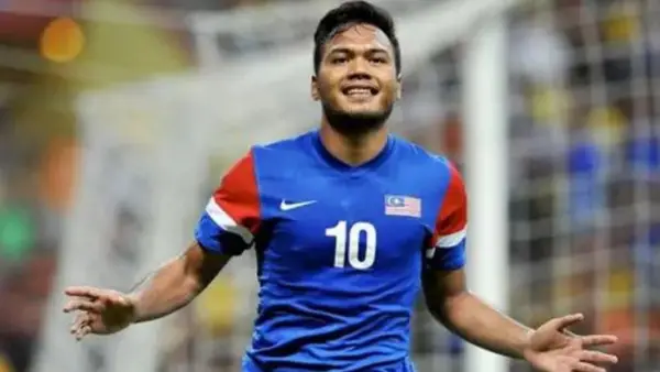 Aksi Safee Sali saat membela Malaysia di Piala AFF 2010. (Sumber: Pinterest)