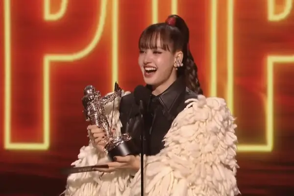 Lisa BLACKPINK Cetak Sejarah, Raih Best Pop di MTV Video Music Awards 2026 (Sumber : X/@soompi)