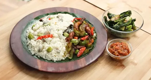 Resep Nasi Liwet dan Oseng Cumi Cabai Gendot, Hidangan Sunda Favorit Keluarga (Sumber : Youtube | Devina Hermawan)