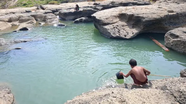Kubangan di tengah Sungai Cikarang menjadi andalan warga di selatan Kabupaten Sukabumi pada musim kemarau. | Foto: SU/Ragil Gilang