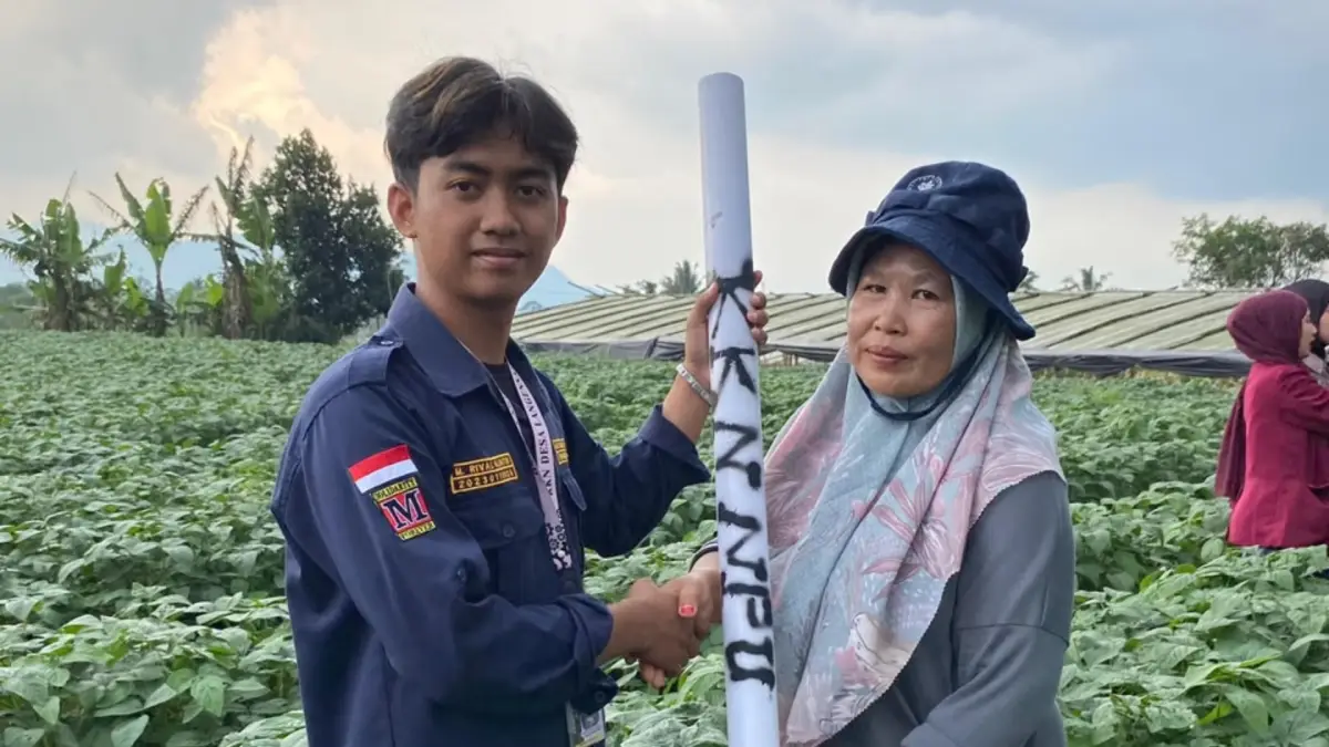 Mahasiswa KKN saat menyerahkan TEPANOM kepada petani.