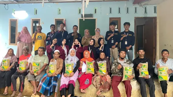 Mahasiswa KKN Universitas Nusa Putra bersama para petani di Desa Langensari, Sukaraja Sukabumi. (Sumber Foto: Dok. Mahasiswa KKN Nusa Putra)
