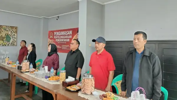 Anggota DPRD Provinsi Jawa Barat, Muhammad Jaenudin saat kegiatan pengawasan penyelenggaraan pemerintahan di Jalan Raya Sukaraja, Desa Pasirhalang, Kecamatan Sukaraja, Kabupaten Sukabumi, Sabtu (26/9/2026) | Foto : Tim Adc