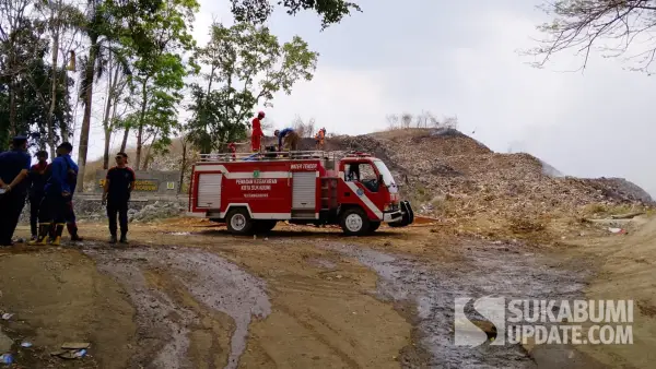 Armada tua Damkar Kota Sukabumi di lokasi kebakaran TPA Cikundul, Senin (28/9/2026). (Sumber Foto: SU/Asep Awaludin)