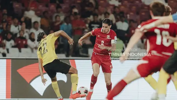 Aksi Kevin Diks saat membela Timnas Indonesia menghadapi Malaysia di FIFA ASEAN Cup 2026. (Sumber: Instagram/@timnasindonesia)