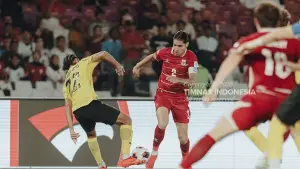Aksi Kevin Diks saat membela Timnas Indonesia menghadapi Malaysia di FIFA ASEAN Cup 2026. (Sumber: Instagram/@timnasindonesia)