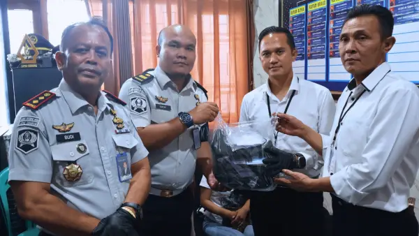 Kalapas Sukabumi saat menyerahkan barang bukti 12,83 gram sabu kepada polisi. (Sumber Foto: Istimewa)