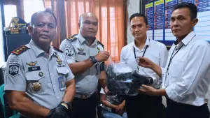 Kalapas Sukabumi saat menyerahkan barang bukti 12,83 gram sabu kepada polisi. (Sumber Foto: Istimewa)