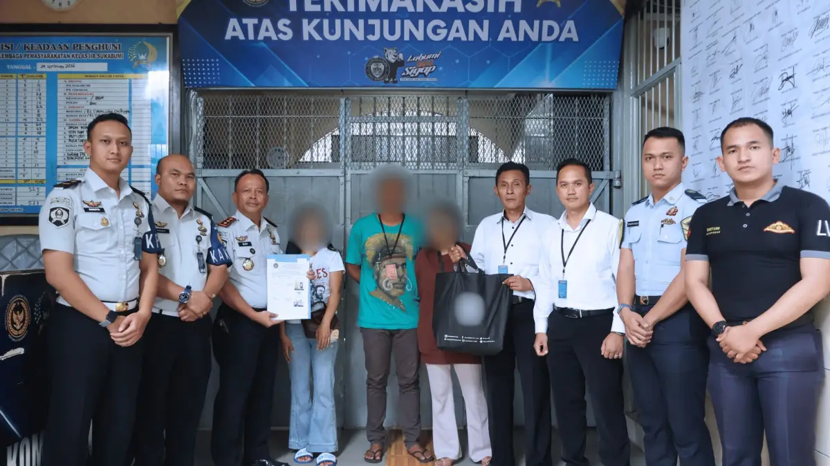 Pelaku penyelundupan sabu ke Lapas Kelas IIB Sukabumi saat diserahkan ke Satres Narkoba Polres Sukabumi Kota. | Foto: Istimewa