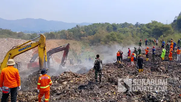 Petugas Gabungan saat berupaya memadamkan titik api di TPA Cikundul, Kota Sukabumi, Selasa (29/9/2026). (Sumber : SU/Asep Awaludin).