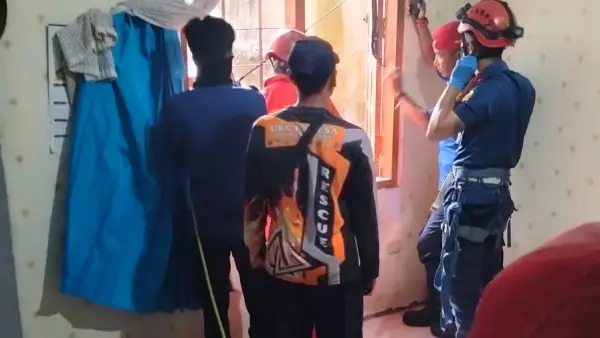 Proses evakuasi Iwan Setiawan (62 tahun), warga Kecamatan Nagrak, Kabupaten Sukabumi, yang jatuh ke dalam sumur di Kampung Nagrak Kaum, Desa Nagrak Selatan, Selasa (29/9/2026). | Foto: P2BK Nagrak