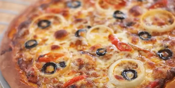 Resep Pizza Teflon, Hidangan Italia yang Garing dan Lembut Bikin Ketagihan (Sumber : Youtube | Devina Hermawan)