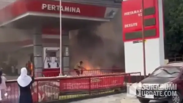 Petugas SPBU saat memadamkan api dari motor yang terbakar di SPBU Ciparay, Kecamatan Jampangkulon, Kabupaten Sukabumi, Selasa (29/9/2026). (Sumber Foto: Tangkapan layar video/Istimewa)