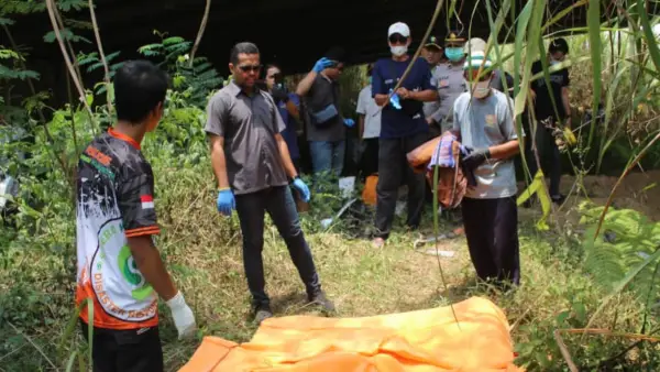 Polisi olah TKP penemuan mayat pria di bawah jembatan ciambar tol bocimi KM 69 Sukabumi (Sumber: dok polsek)