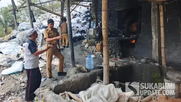 Camat Jampangtengah, Ikhsan Mukhlis Sani, saat cek lokasi pembakaran batu kapur yang diadukan warga. (Sumber Foto: Istimewa)