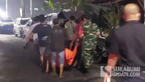 Petugas gabungan saat mengevakuasi jasad pria paruh baya asal Gunungguruh Sukabumi yang ditemukan meninggal di kebun buncis Cisaat. (Sumber Foto: Istimewa)