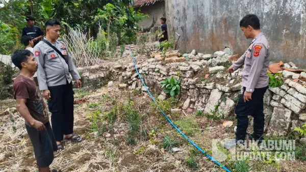 Polsek Jampangkulon saat cek lokasi meninggalnya ketua RT akibat tersengat listrik mesin pompa air. (Sumber Foto: Dok. Polsek Jampangkulon)