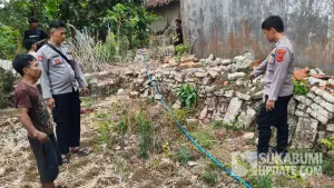 Polsek Jampangkulon saat cek lokasi meninggalnya ketua RT akibat tersengat listrik mesin pompa air. (Sumber Foto: Dok. Polsek Jampangkulon)