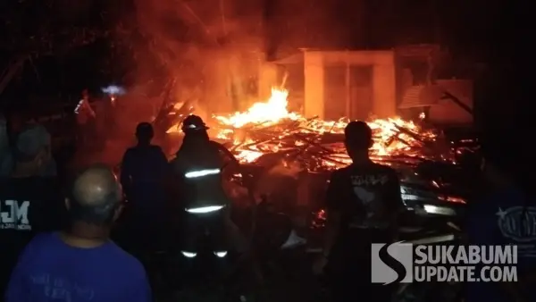 Petugas Damkar saat berupaya memadamkan api yang meludeskan kobong Ponpes di Surade Sukabumi, Selasa (29/9/2026) malam. (Sumber Foto: Istimewa)