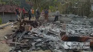 Pemcam Kalibunder bersama Pemerintah Desa Cimahpar saat meninjau rumah Onih yang ludes terbakar. (Sumber Foto: Istimewa)