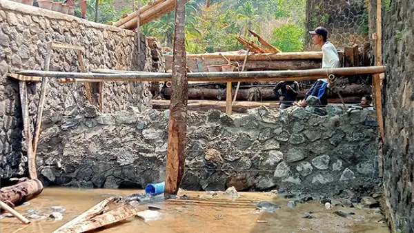 Para petani di Desa Kadaleman, Kecamatan Surade, Kabupaten Sukabumi, bersama Mitra Cai dan P3A berinisiatif perbaiki Pintu Air Bendungan Cikarang–Cigangsa. (Sumber : Istimewa.)