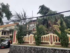 Petugas gabungan melakukan evakuasi pohon beringin yang tumbang di area SMAN 1 Cicurug, Kabupaten Sukabumi, Rabu 30 September 2026 sore (Sumber: Dok BPBD)