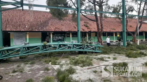 Kondisi di lapang upacara SMPN 2 Cicurug, Kabupaten Sukabumi, usai diterpa hujan es dan angin kencang pada Rabu (30/9/2026). (Sumber Foto: SU/Ibnu)