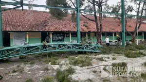 Kondisi di lapang upacara SMPN 2 Cicurug, Kabupaten Sukabumi, usai diterpa hujan es dan angin kencang pada Rabu (30/9/2026). (Sumber Foto: SU/Ibnu)