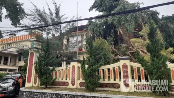 Petugas gabungan melakukan evakuasi pohon beringin yang tumbang di area SMAN 1 Cicurug, Kabupaten Sukabumi, Rabu 30 September 2026 sore. (Sumber : Dok. BPBD)