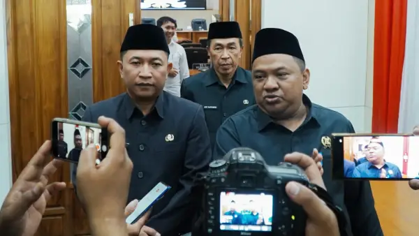 Wabup Sukabumi Andreas dan Ketua DPRD Budi Azhar Mutawali saat ditemui awak media usai Rapat Paripurna, Rabu (30/9/2026). (Sumber Foto: Humas DPRD Kab. Sukabumi)
