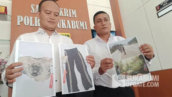 Kasatreskrim Polres Sukabumi IPTU Dudi Suharyana menunjukkan foto pakaian yang dikenakan korban, yang ditemukan di tol bocimi KM 69 Sukabumi.  . (Sumber : SU/Ilyas).