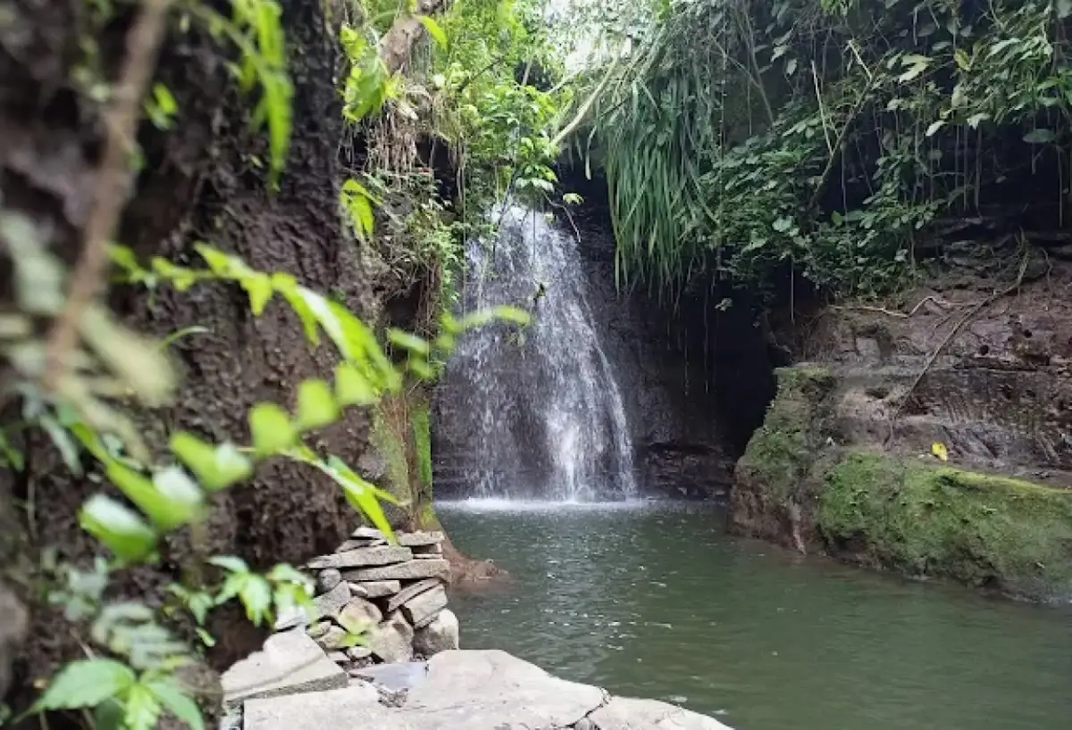 Curug Goong Tenjolaya, Air Terjun Kecil yang Dicapai Lewat Susur Sungai