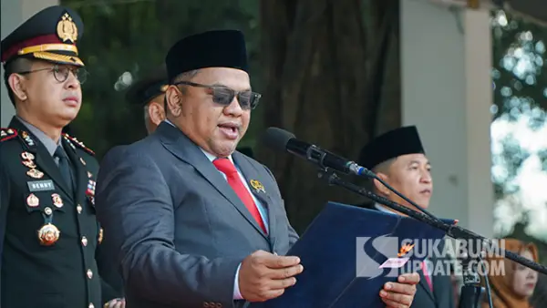 Ketua DPRD Kabupaten Sukabumi Budi Azhar Mutawali membacakan Pembukaan UUD 1945 dalam Upacara Hari Kesaktian Pancasila di Alun-alun Palabuhanratu, Kamis (1/10/2026). (Sumber : SU/Ilyas).