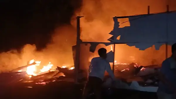 Rumah milik Herman di Kampung Pendeuy, Desa Warnajati, Kecamatan Cibadak, Kabupaten Sukabumi, mengalami rusak berat setelah terbakar pada Rabu (30/9/2026) malam. (Sumber : Dok Warga/P2BK Cibadak)