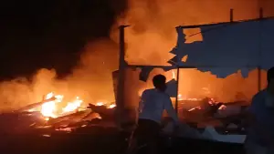 Rumah milik Herman di Kampung Pendeuy, Desa Warnajati, Kecamatan Cibadak, Kabupaten Sukabumi, mengalami rusak berat setelah terbakar pada Rabu (30/9/2026) malam. (Sumber : Dok Warga/P2BK Cibadak)