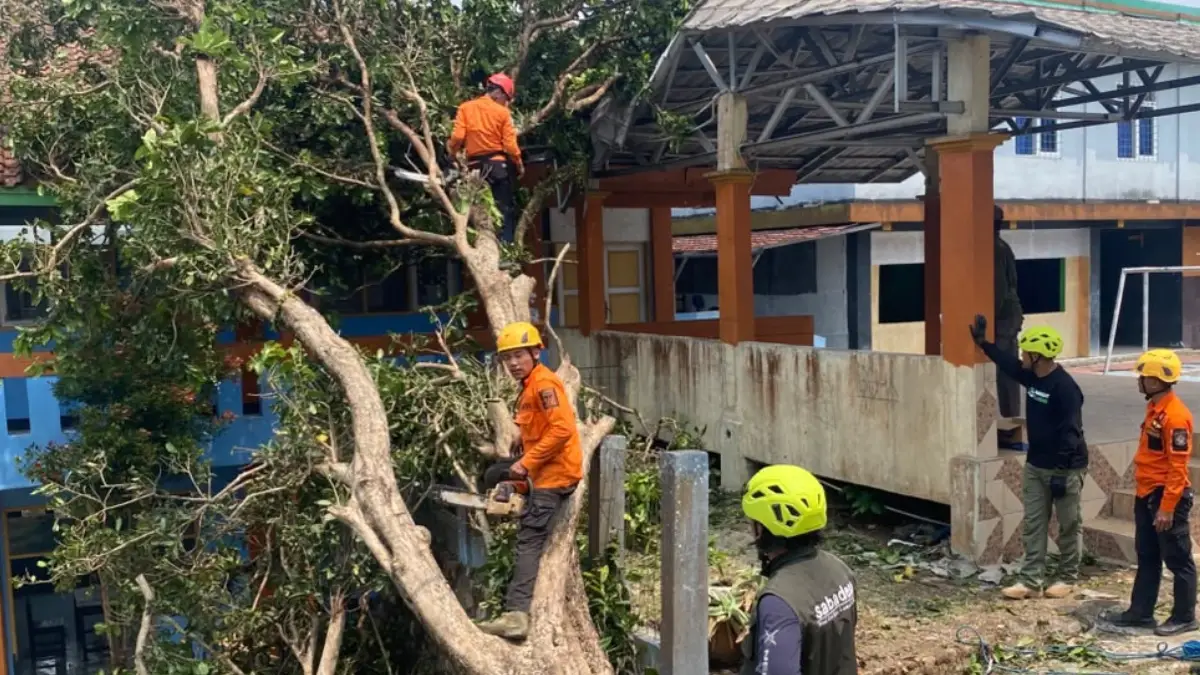 BPBD: Tiga Sekolah Terdampak Badai di Cicurug Sukabumi, Disdik: Waspada Cuaca Ekstrem