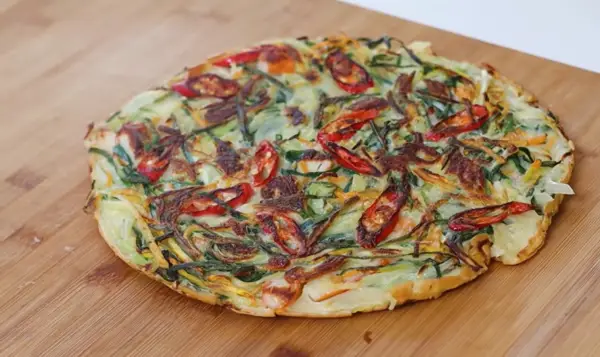 Resep Pajeon,  Bakwan Sayur Korea yang Garing dan Empuk Bikin Penasaran (Sumber : Youtube | Devina Hermawan)