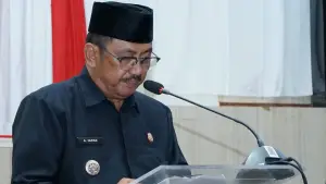 Bupati Sukabumi Asep Japar menyampaikan urgensi dari dua Raperda yang diusulkan pemerintah daerah dalam Rapat Paripurna DPRD Kabupaten Sukabumi. (Sumber: dokpim)