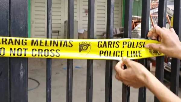 Garis polisi di rumah dosen yang ditemukan membusuk, pada Jumat 25 September 2026 (Sumber: su/awal)