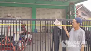 Pak RT di Kampung Bakti Cimahi Cimahi Cicantayan Sukabumi didepan rumah korban (Sumber: sukabumiupdate)