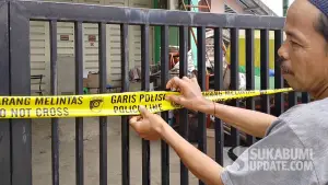 Ketua RT kampung bakti sukabumi di depan rumah korban (Sumber: sukabumiupdate)