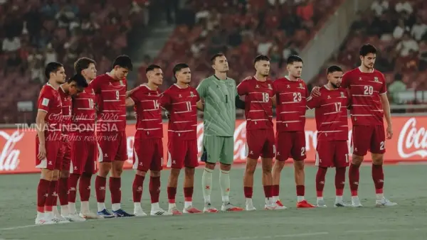 Para pemain Timnas Indonesia tengah melakukan one minute silent tragedi Kanjuruhan di laga FIFA ASEAN Cup 2026 menghadapi Bangladesh (Sumber: Instagram/@timnasindonesia)