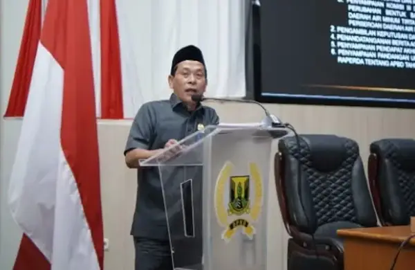 Junajah Jajah saat membacakan pandangan fraksi PDIP soal Raperda APBD Kabupaten Sukabumi 2027. (Sumber Foto: Humas DPRD)